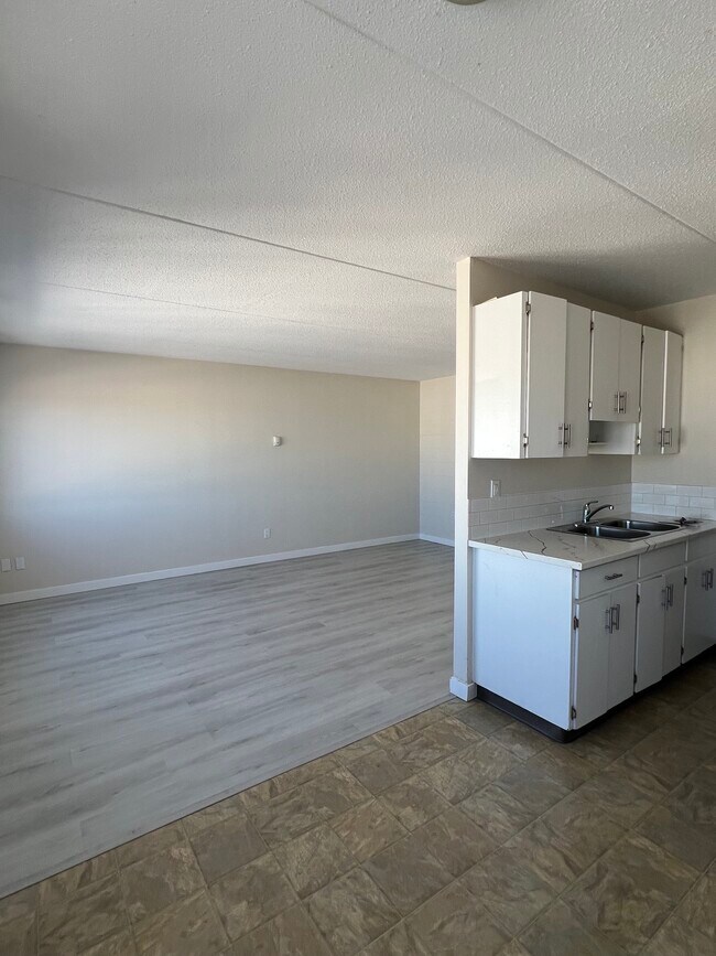 Photo du bâtiment - 16421 Stony Plain Rd