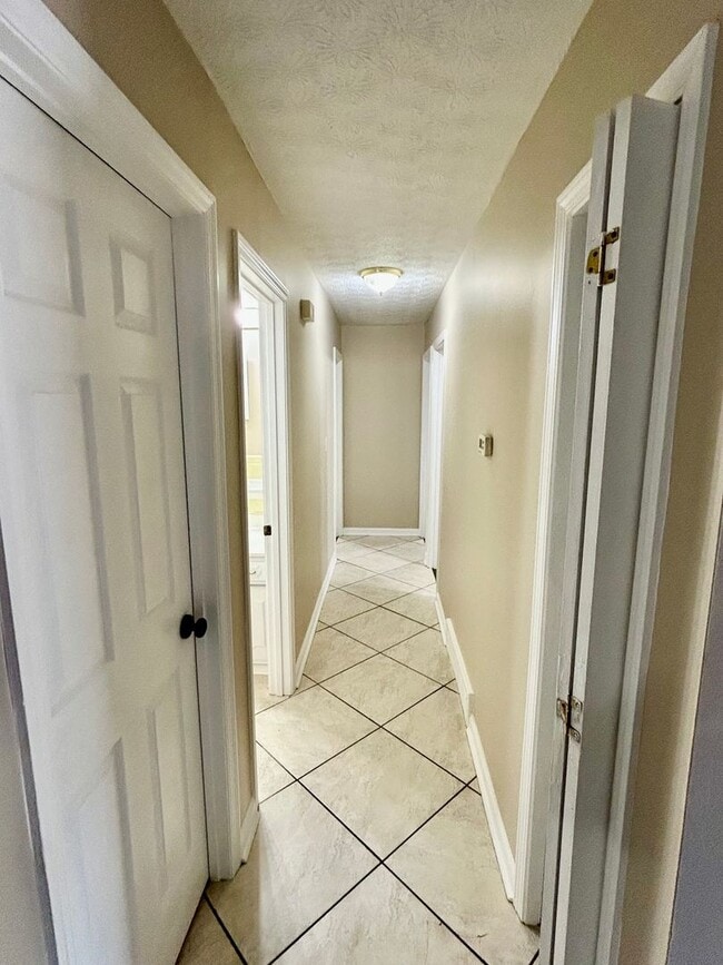 Building Photo - Newly Remodeled 4-Bedroom, 3-Bath with Fin...