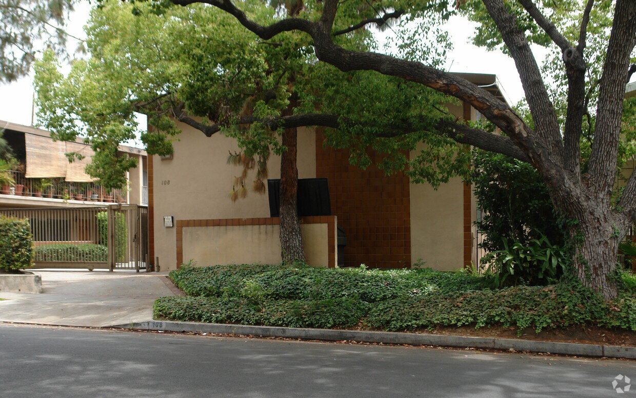 Building Photo - 108-118 Grand Oaks Ave