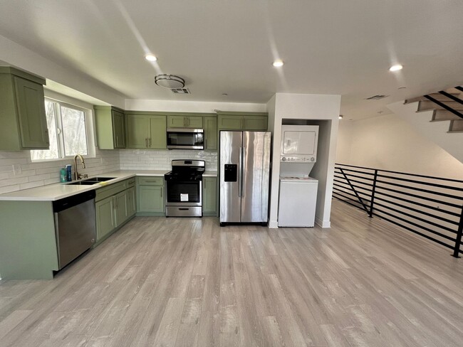 Foto del edificio - 3320 E 6th St