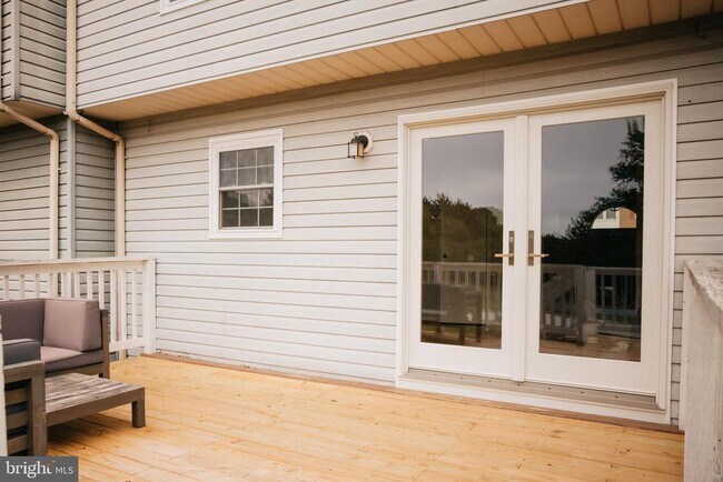 Building Photo - 394 Doral Ct
