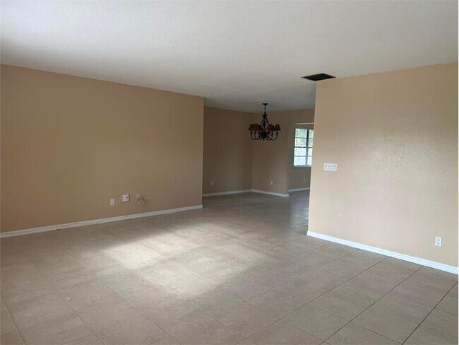 Foto del edificio - 569 SE Fallon Dr