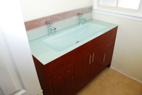 Baño: dos grifos y una bañera con ducha. - 5338 1/2 Ben Ave