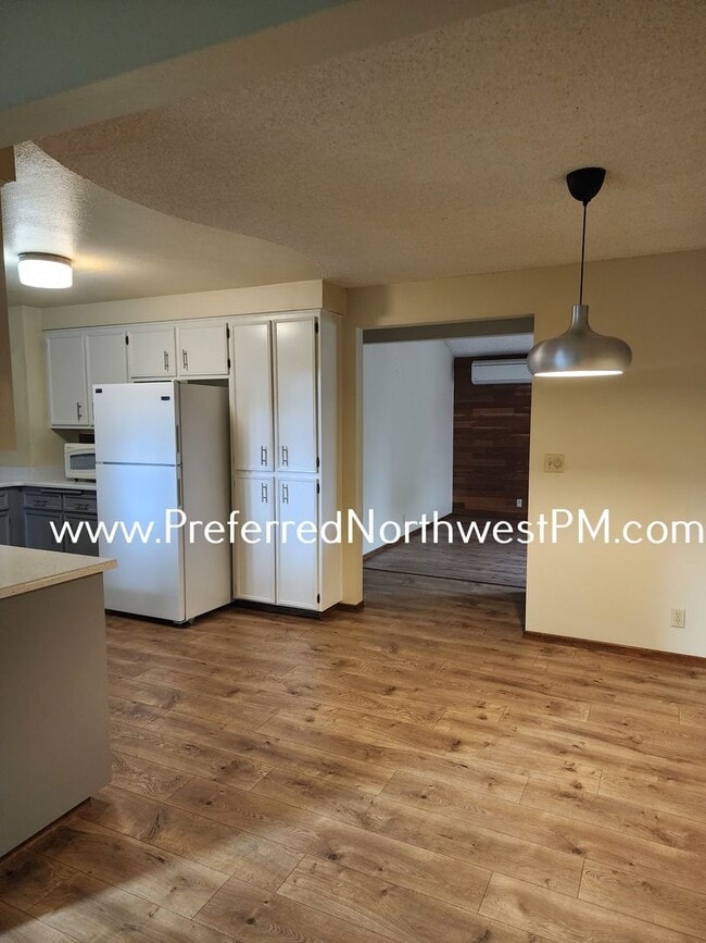 Building Photo - Beautiful 3 Bedroom Home off Garden Way