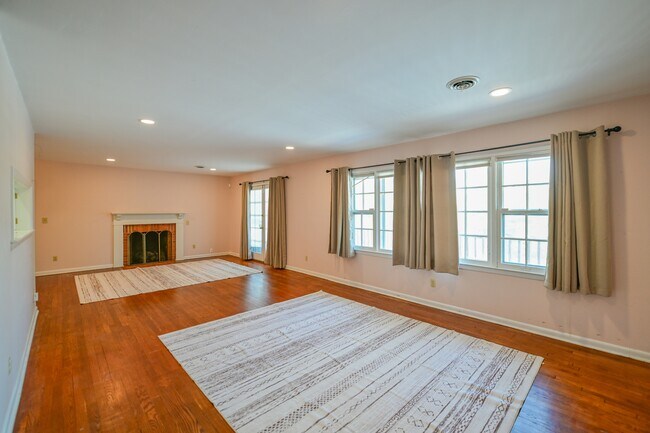 Foto del edificio - 33 Longview Heights Rd