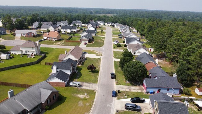 Building Photo - 4 Bedrooms in Sought After Neighborhood & ...
