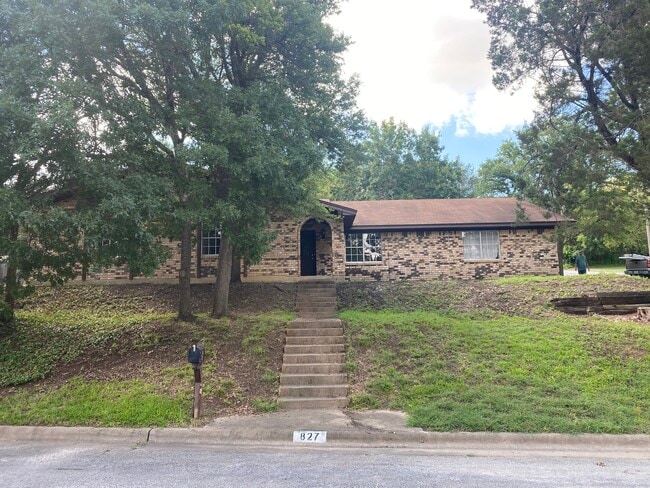 Front - 827 Cliffside Dr