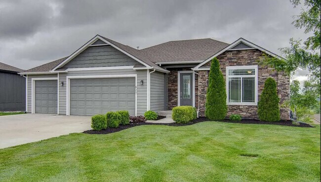 Building Photo - 627 N Daylily Dr