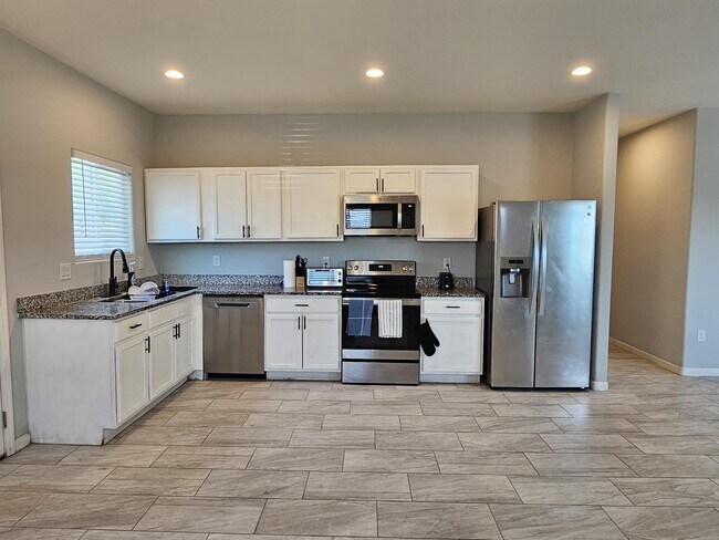 Building Photo - 1120 N Alder Ave