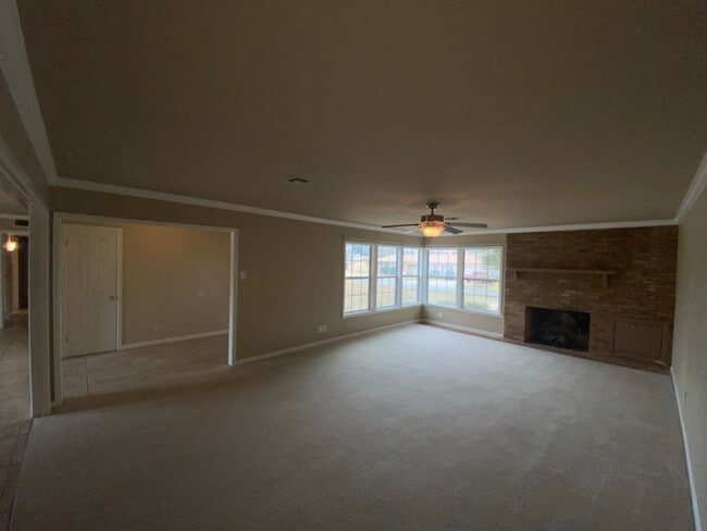Building Photo - Large, beautiful home in College Hills AVA...