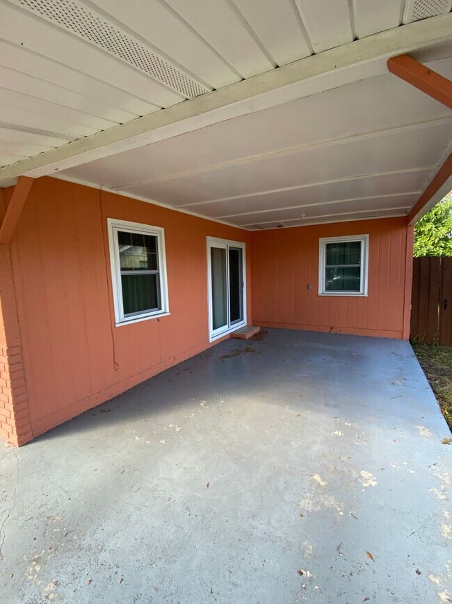 Building Photo - 2 Bedroom house for rent