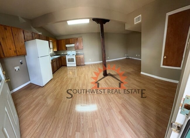 Building Photo - Spacious 1 bedroom 1 bath home.
