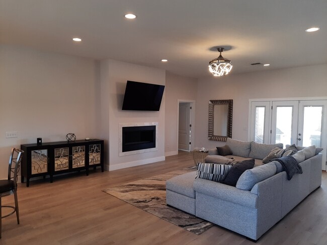Building Photo - 1735 Woodridge Dr