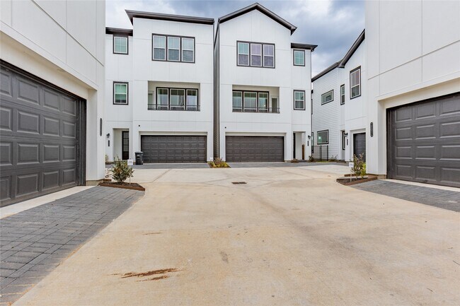 Foto del edificio - 2802 Grand Fountains Dr