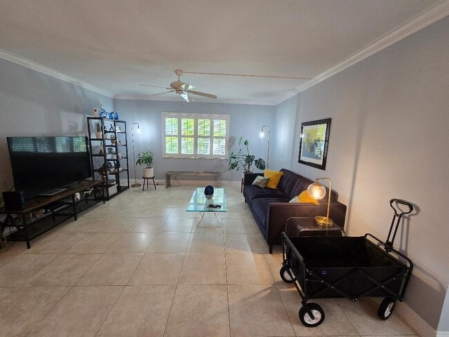 Huge livingroom - 669 W Oakland Park Blvd