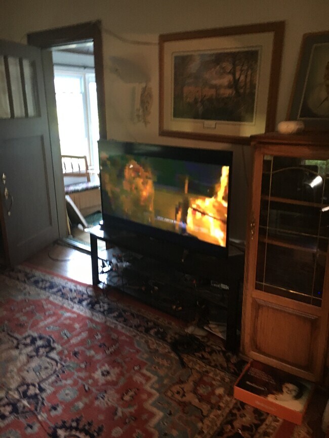 Sala de televisión - 2118 Elm St