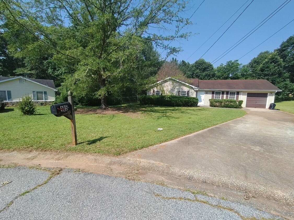 Spacious 3 Bedroom/2 Bath ranch style home... House Rental in