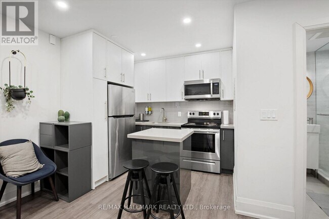 Photo du bâtiment - 595-595 St Clair Ave W