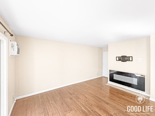 Building Photo - Clean & Move-In Ready Upgraded Condo in Prime Scripps Ranch Location