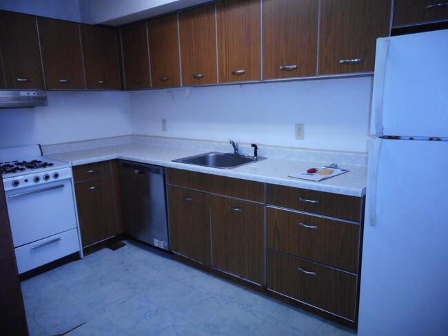 Building Photo - 710 Lewis St