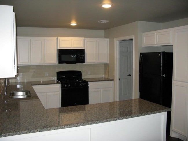 Building Photo - 11709 Surrey Hills Blvd, Yukon, OK 73099