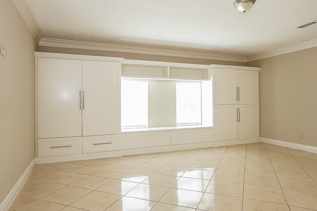 Building Photo - 1226 Dutch St