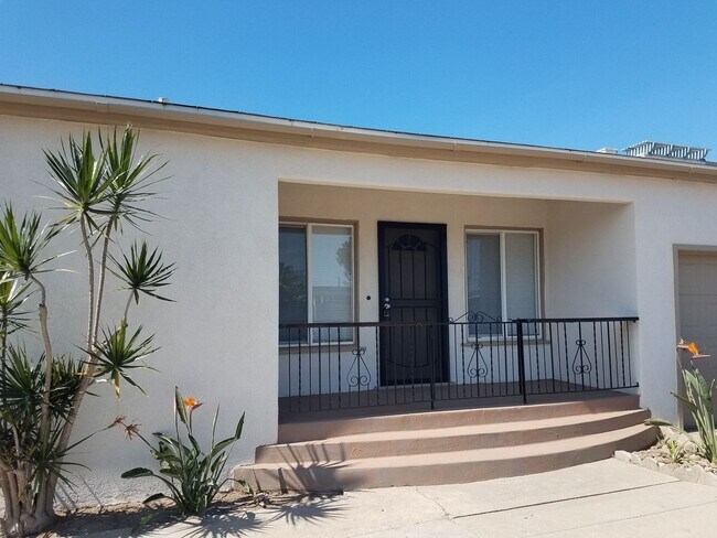Foto del edificio - 2-Bed/1-Bath House w/Garage. Walking Distance to Beach
