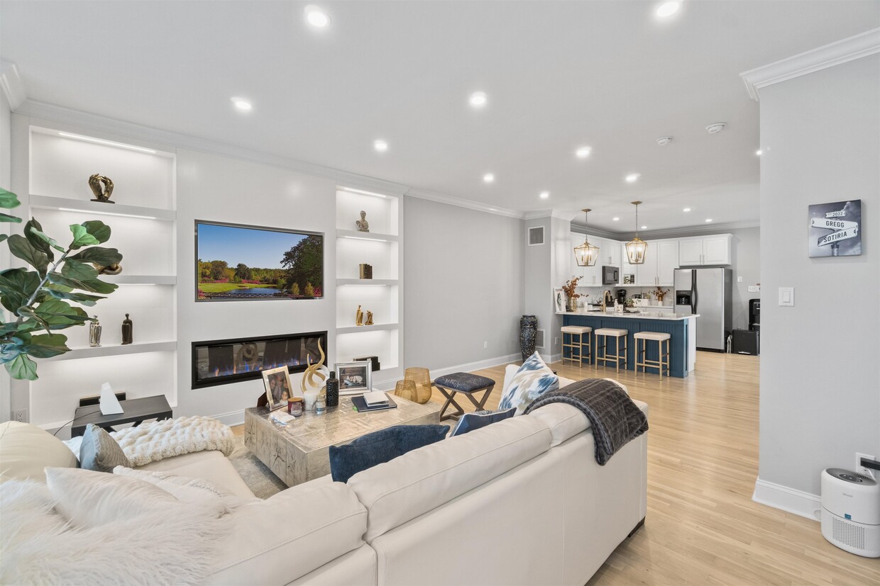 Primary Photo - 20 Columbus Cir