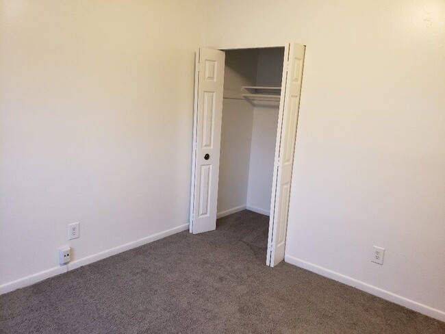 Building Photo - 1468 Village Ln