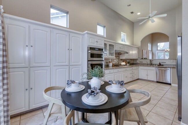 Foto del edificio - Impressive 4 Bedroom 2.5 Bath home with Po...