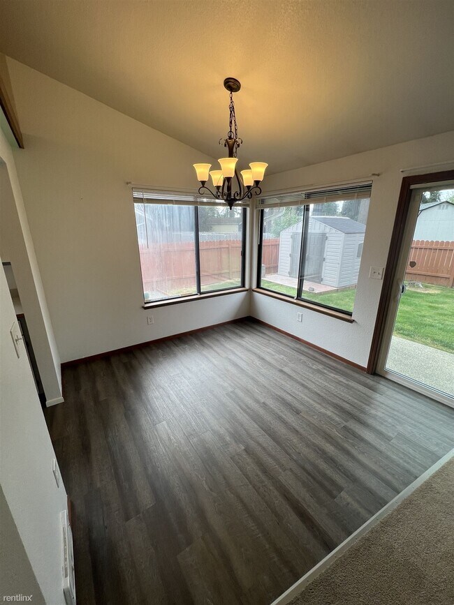 Foto del edificio - 3 br, 2 bath House - 1002 192nd Street East