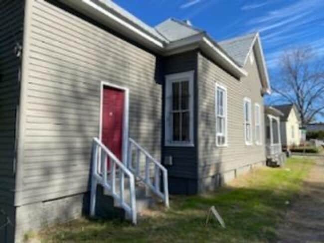 Building Photo - *UPCOMING*1 Bedroom / 1 Bathroom - Duplex ...
