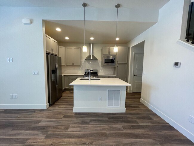 Foto del edificio - 3bed/3.5bath Townhouse in Downtown Superior - Available August!