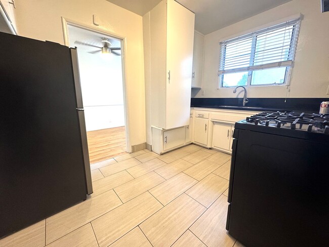 Building Photo - Top Floor Hollywood 1Bed/1Bath Walking Dis...
