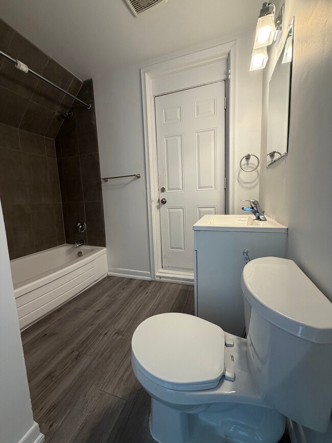 Building Photo - Upper-Level 2-Bedrooms On Weber St: SO MUCH SUNLIGHT!