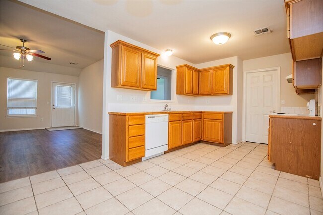 Building Photo - 610 Maplewood Dr
