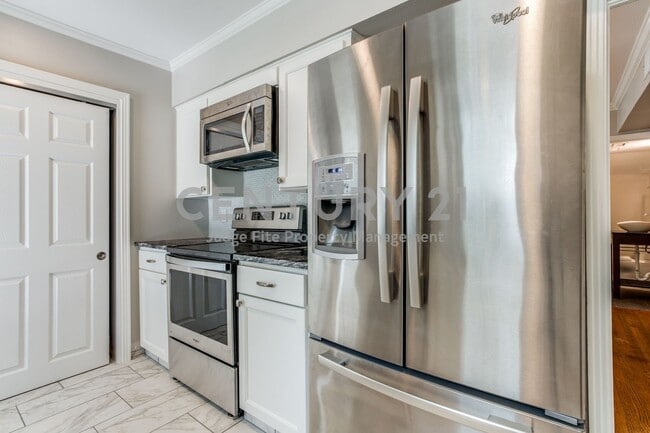 Building Photo - Renovated 2-Story 2/1.5/2 Duplex For Rent!