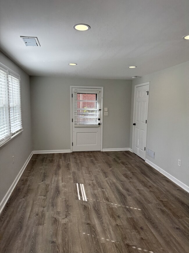 Building Photo - 914 Daleview Dr