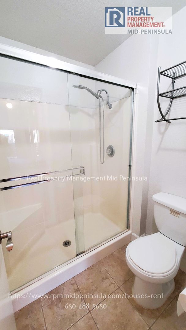 Foto del edificio - Just Renovated! Spacious 2 Bed, 2 Bath Top...