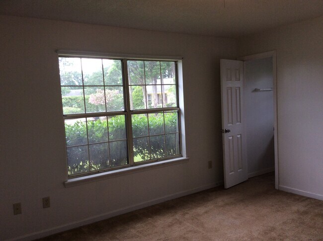Building Photo - 609 Honey Ridge Ln