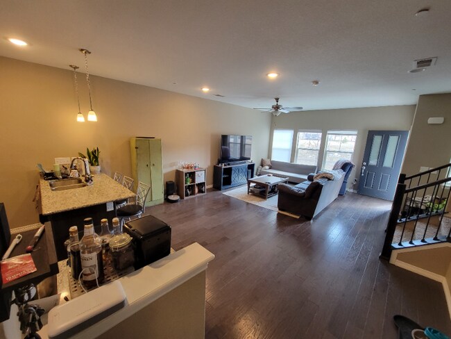 Foto del edificio - 3039 Upland Dr