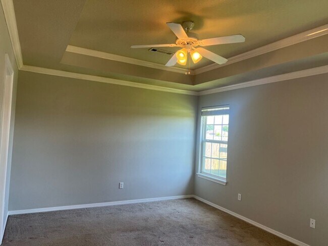 Building Photo - 4 bedroom, 2 bath single family home in Ro...