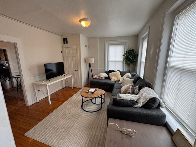 Building Photo - Downtown Amesbury 1 Bedroom Rental - Available September 1st