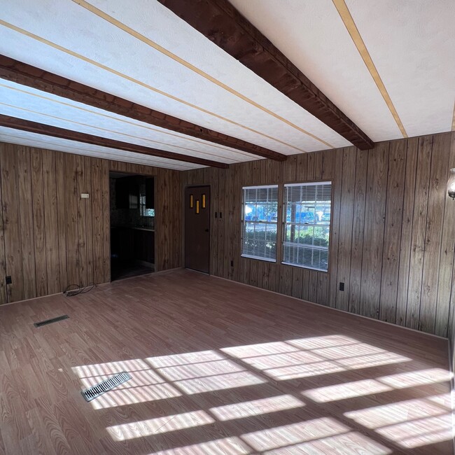 Building Photo - 282 Pete Martin Dr