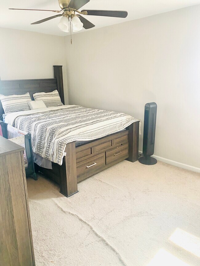 Building Photo - 8849 Blue Grass Rd