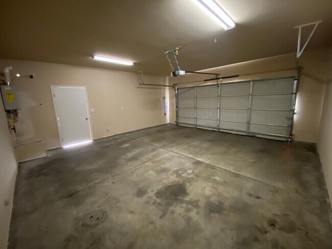 Foto del edificio - Spacious two-story home coming soon!