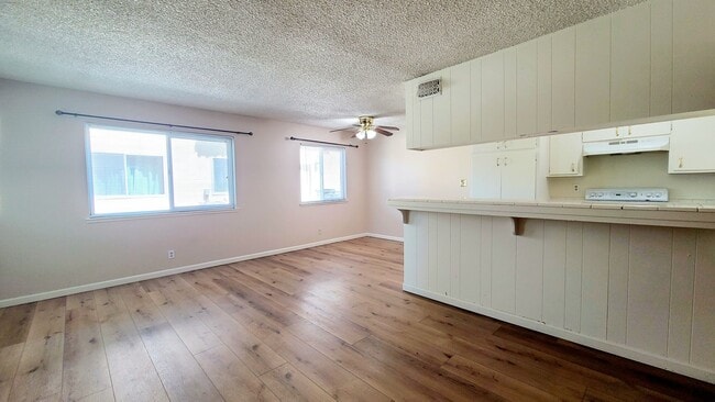 Building Photo - Beautifully Maintained Condo w/ Pool Access!