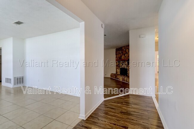 Building Photo - 166 Vanderford Rd W