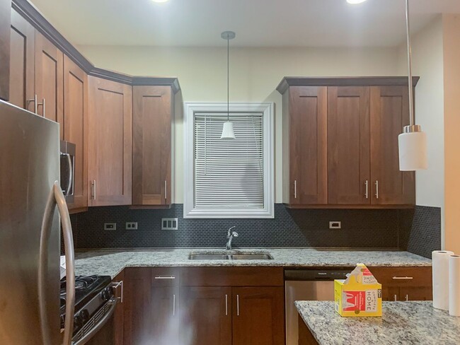 Foto del edificio - 2334 N Greenview Ave