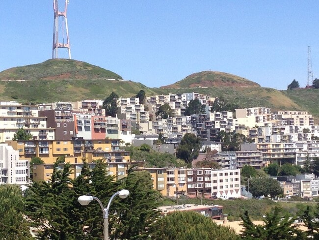 Building Photo - Epic REA: Top Floor 2 BR/2 BA Condo, Pano Views, Balcony, 3-4 Pkg, Storage